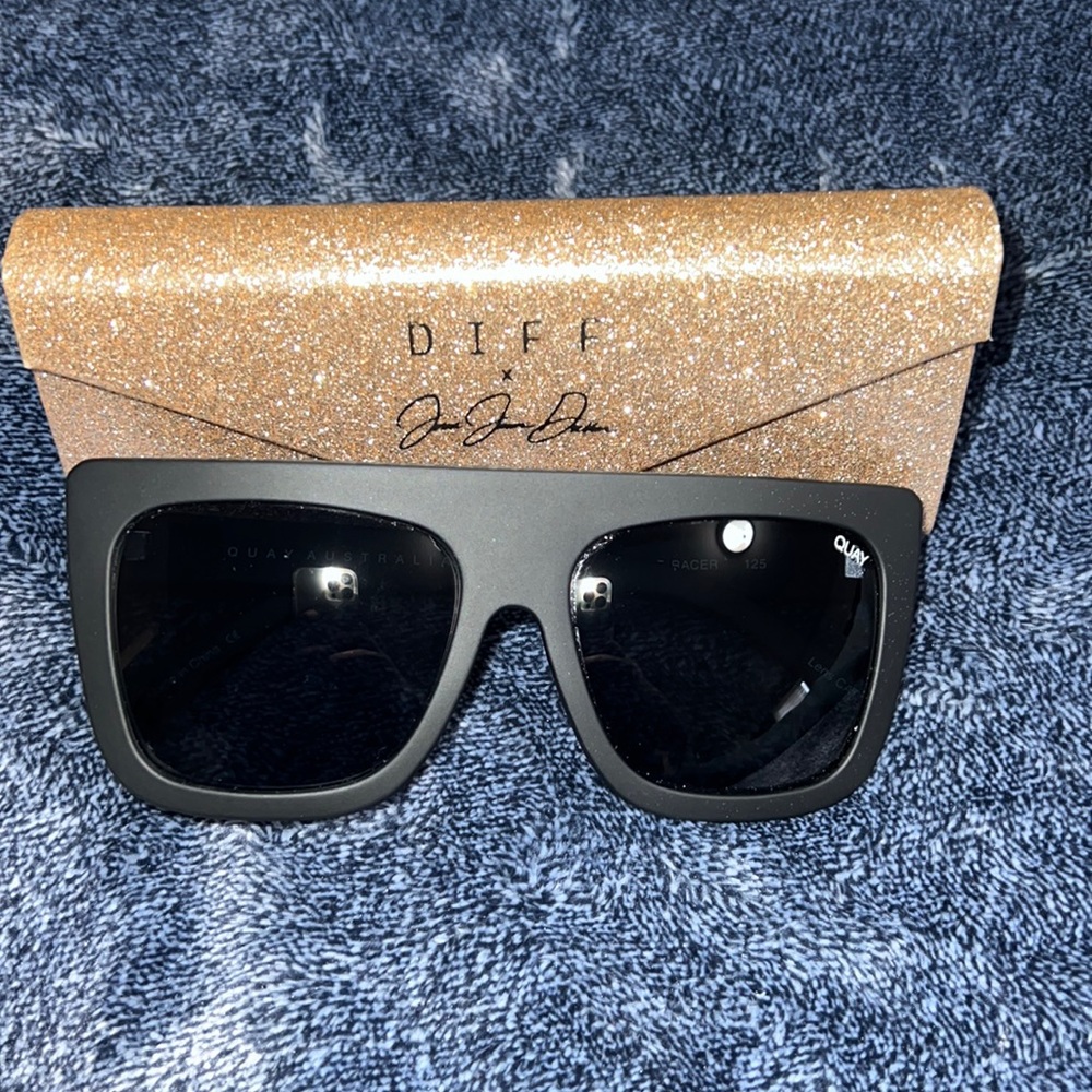QUAY cafe racer matte black sunglasses